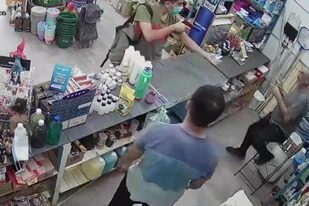 Un delincuente entró a robar en un negocio en Santiago del Estero, pero el comerciante, un empleado y su hijo lo abordaron y lograron inmovilizarlo