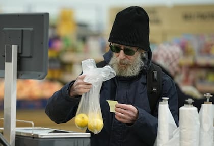 Un hombre realiza las compras en Moscú