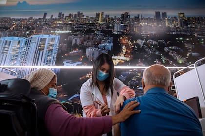 Un hombre recibe la segunda dosis de la vacuna contra COVID-19, Pfizer-BioNTech, en Tel Aviv, Israel, el 25 de enero de 2021.