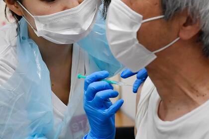 Un hombre recibe la vacuna de Pfizer contra el Covid-19 en el estadio Noevir de Kobe, Japón