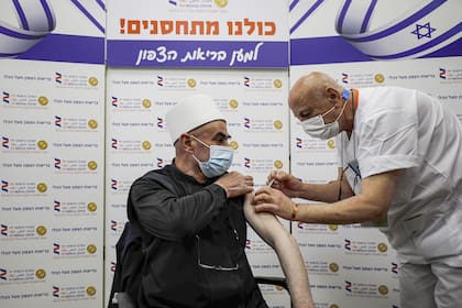 Un hombre recibe una inyección de la vacuna contra el coronavirus Pfizer-BioNTech en el Centro Médico Ziv en la ciudad de Safed, en el norte de Israel