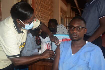 Un hombre recibe una vacuna contra la fiebre amarilla en el centro médico Kiswa III en Kampala, Uganda, el martes 2 de abril de 2024. Uganda ha lanzado una campaña nacional de vacunación contra la fiebre amarilla para ayudar a salvaguardar a su población contra la enfermedad, transmitida por mosquitos y que es una amenaza desde hace mucho. (AP Foto)
