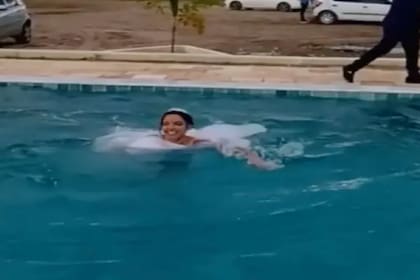Un hombre recién casado engañó a su novia, quien terminó en el agua