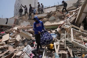 Furia y denuncias por la lenta ayuda oficial para rescatar sobrevivientes bajo los escombros