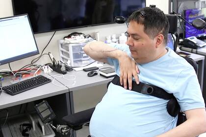 Un hombre recuperó la movilidad de su brazo gracias a la IA (Foto Xataka)