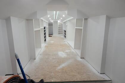 Un hombre remodeló el ático de su casa para convertirlo en un vestidor