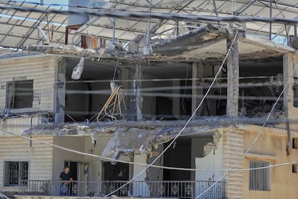 Un hombre revisa los daños causados en un casa, alcanzada durante un ataque aéreo israelí a la ciudad de Nabatieh, en el sur de Líbano, el 27 de junio de 2025. (AP Foto/Mohammed Zaatari)