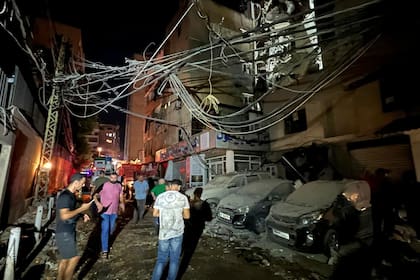 Un hombre revisa un edificio destrozado que fue impactado por un ataque aéreo israelí en un suburbio del sur de Beirut, Líbano, el martes 30 de julio de 2024. (AP Foto/Hussein Malla)
