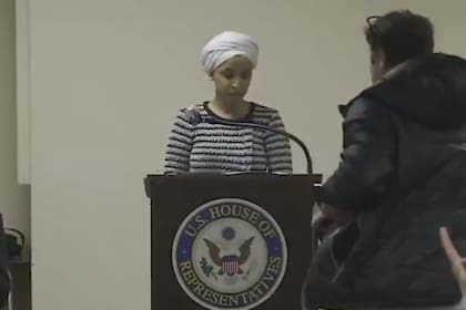 Un hombre roció a Ilhan Omar con una sustancia desconocida