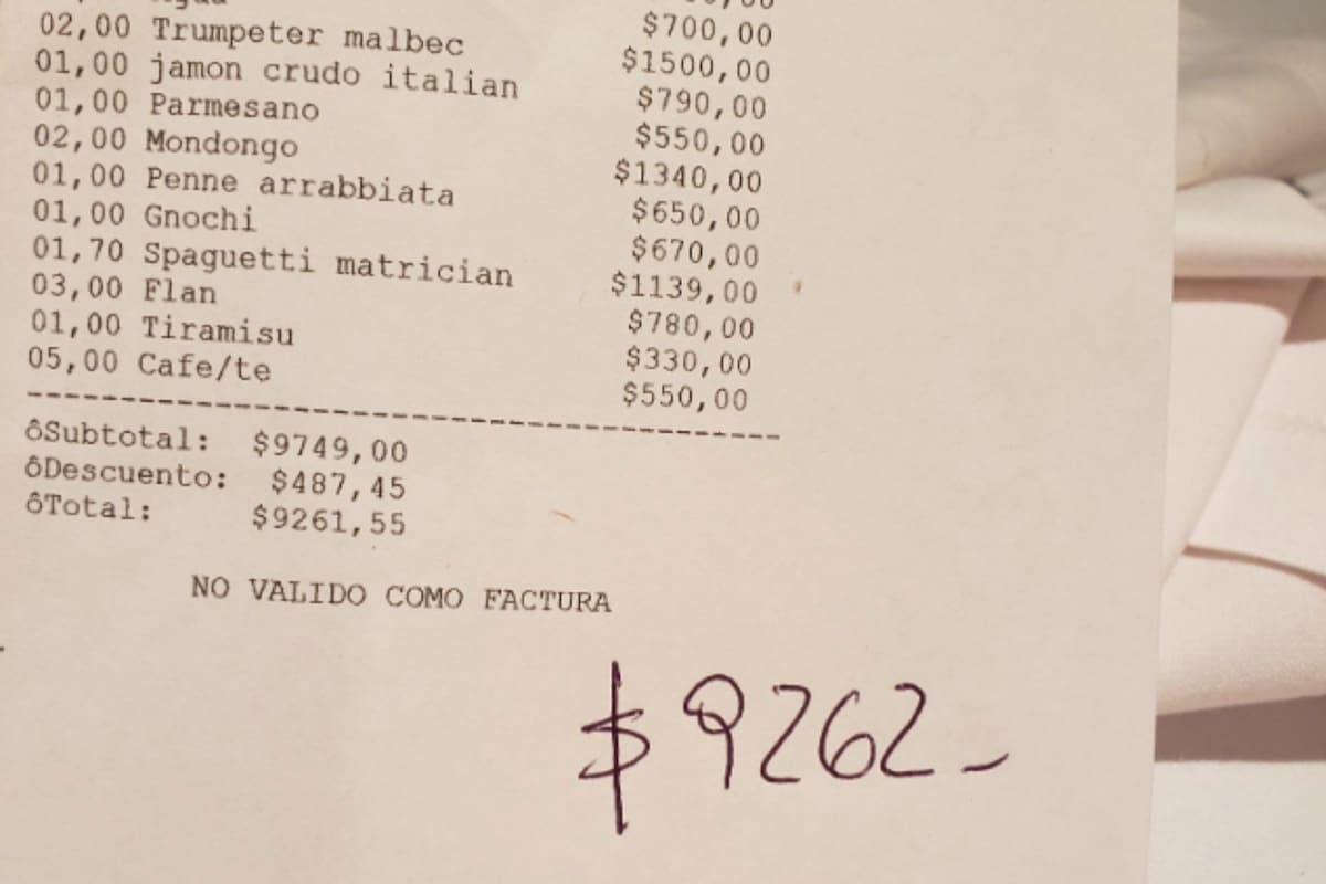 Un hombre rompió la cuarentena para salir a comer y, tras pagar una exorbitante suma de dinero por comer mondongo, lo compartió en redes y se volvió viral