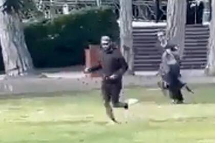 Un hombre sacó un cuchillo este jueves en medio de un parque cerca del lago de Annecy (este), en los Alpes franceses, y atacó a un grupo de niños