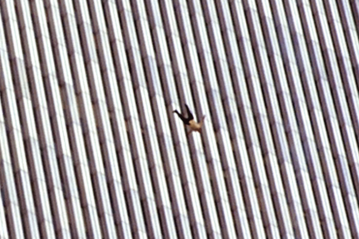 Un hombre se arroja desde una de las torres del World Trade Center. “The Falling Man”