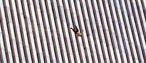 El fotógrafo de una imagen icónica del 11-S: “Nunca olvido el ruido del impacto de los cuerpos contra el suelo”