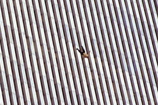 El fotógrafo de una imagen icónica del 11-S: “Nunca olvido el ruido del impacto de los cuerpos contra el suelo”