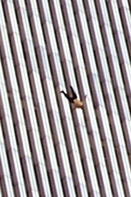 Un hombre se arroja desde una de las torres del World Trade Center. “The Falling Man”