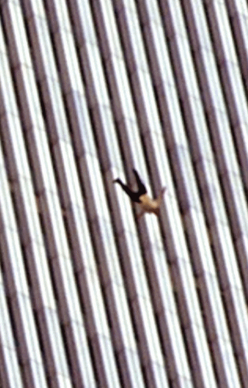 Un hombre se arroja desde una de las torres del World Trade Center. “The Falling Man”