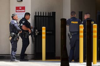 Un hombre se atrinchera con rehenes dentro de un edificio bancario en California