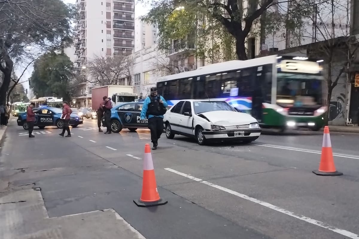 Un hombre se descompensó mientras manejaba y chocó en avenida Entre Ríos y Moreno