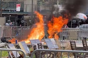 Un hombre se inmoló frente al tribunal donde Trump está siendo juzgado.