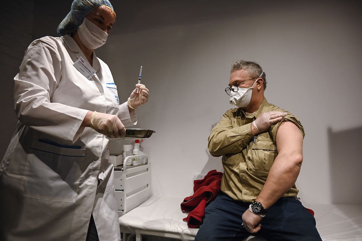 Un hombre se prepara para recibir una inyección de la vacuna rusa Sputnik V contra la enfermedad del coronavirus en Moscú el 18 de enero de 2021