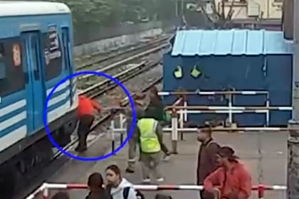 Un hombre se salvó de milagro de ser atropellado por un tren en la estación Liniers