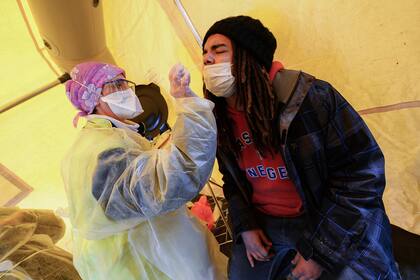 Un hombre se somete a una prueba rápida de antígeno para el Covid-19 después de la evacuación por parte de los gendarmes franceses de una fiesta en Lieuron, a unos 40 kilómetros al sur de Rennes, el 2 de enero de 2021