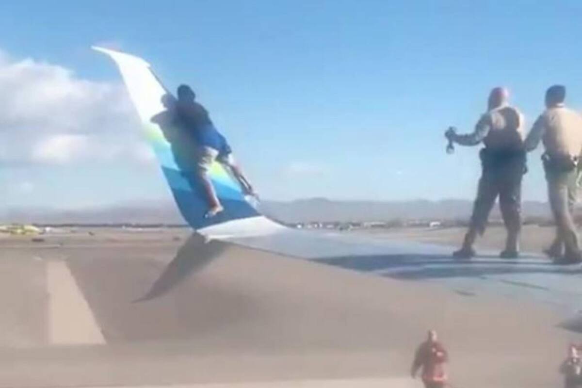 Un hombre se subió al ala de un avión y fue arrestado
