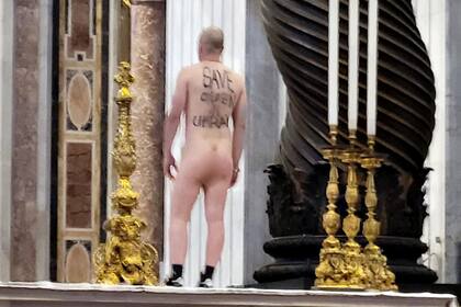 Un hombre se subió completamente desnudo al altar mayor de la Basílica de San Pedro, en el Vaticano