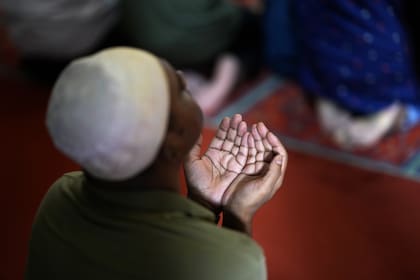 Un hombre se une a una oración por la paz en la Mezquita Central de Lisboa, el viernes 13 de octubre de 2023