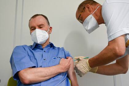 Un hombre se vacuna en Alemania contra el coronavirus
