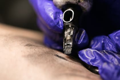 Un hombre se volvió viral luego de tatuarse dos ranas sobre las rodillas