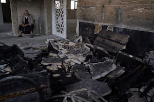 Colonos israelíes incendian dos mezquitas en Cisjordania y recrudece la violencia