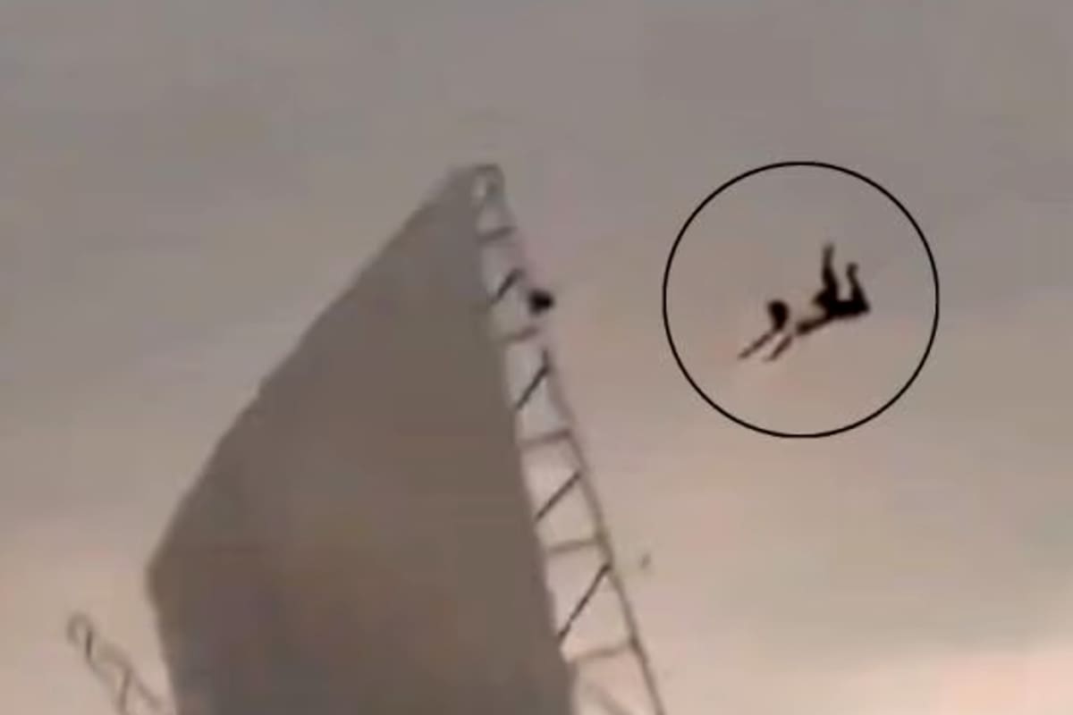 Un hombre sobrevivió después de quedar suspendido en el aire junto a un techo metálico que fue arrancado por un fuerte temporal en el estado de Uttar Pradesh, en India, y caer desde unos 15 metros de altura