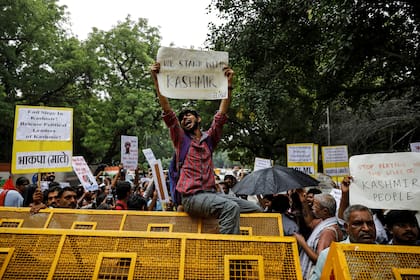 Un hombre sostiene un cartel durante una protesta después de que el gobierno eliminara el estatus especial de Cachemira, en Nueva Delhi, India