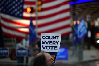 Un hombre sostiene un cartel que dice "Cuenten cada voto", seis días después de las elecciones generales del 9 de noviembre de 2020 en Filadelfia, Pensilvania
