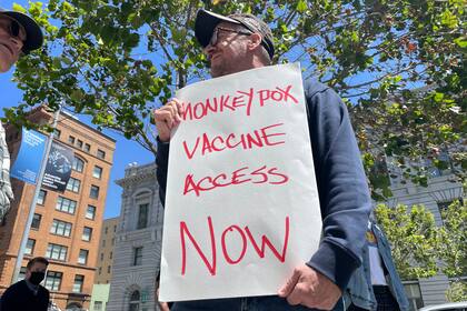 Un hombre sostiene un letrero en el que pide acceso a la vacuna contra la viruela símica durante una protesta el 18 de julio de 2022, en San Francisco. (AP Foto/Haven Daley)