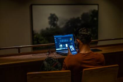 Un hombre trabaja con su computadora en un bar de Medellín