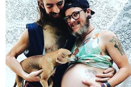 Un hombre transgénero dio a luz a un bebé, al que llamaron Rowan Fox