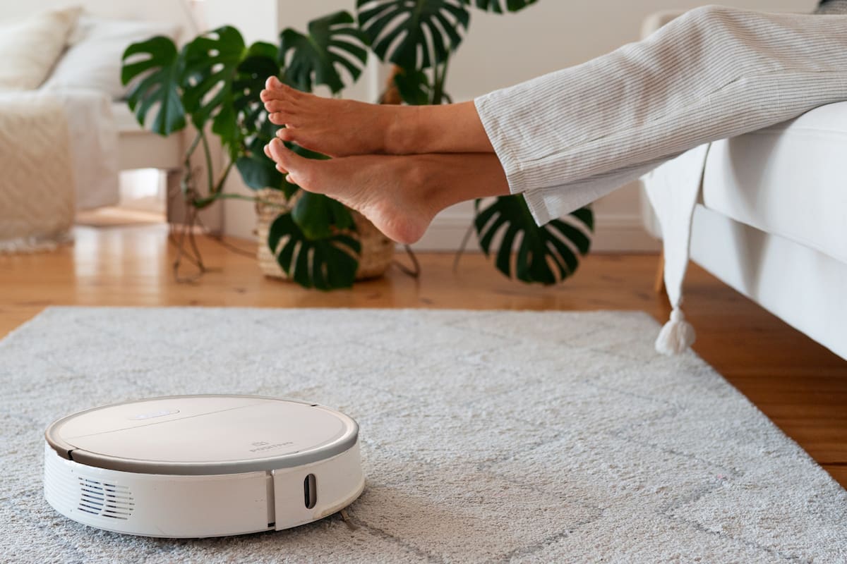 Un hombre usó una aspiradora robot para atrapar a su mujer cuando le era infiel: lo indemnizaron y era todo alegría hasta que terminó preso