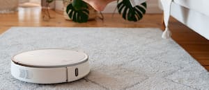 Un hombre usó una aspiradora robot para atrapar a su mujer cuando le era infiel: lo indemnizaron y era todo alegría hasta que terminó preso