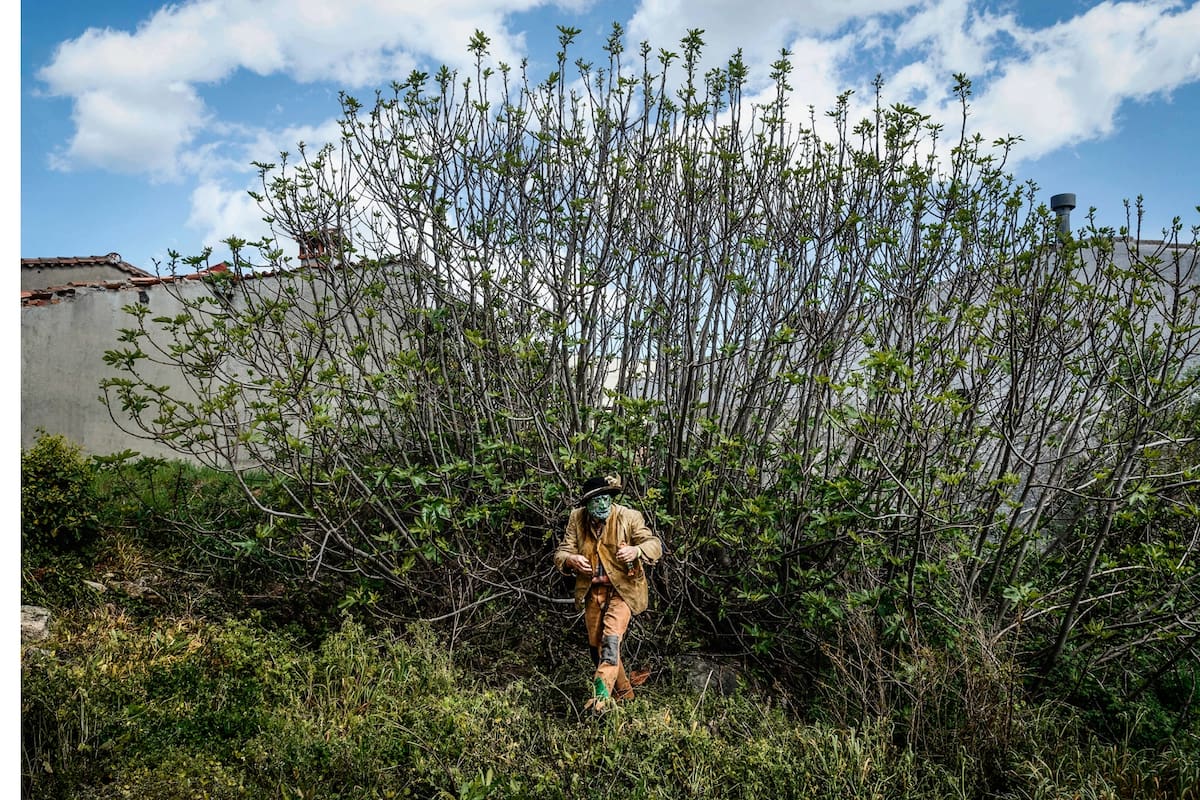 Un hombre vestido como un "Trapajon", que representa una entidad natural antes del festival tradicional español en el pequeño pueblo de Casavieja, España