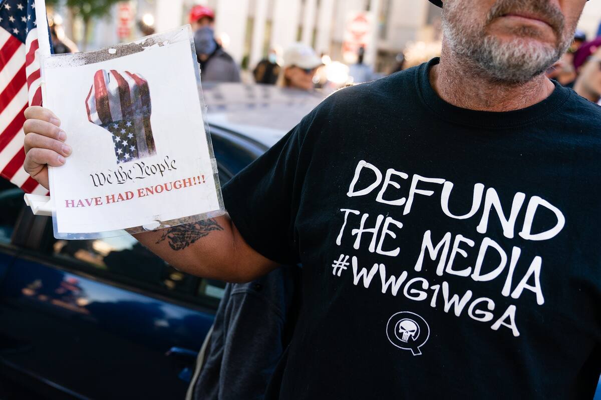 Un hombre vestido con una camiseta de QAnon es visto en un mitin "Stop the Steal" contra los resultados de las elecciones presidenciales de Estados Unidos frente al Capitolio del Estado de Georgia el 18 de noviembre de 2020 en Atlanta, Georgia