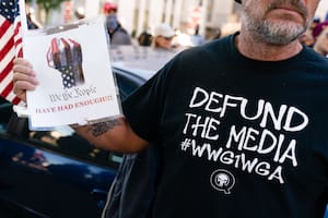 Un hombre vestido con una camiseta de QAnon es visto en un mitin "Stop the Steal" contra los resultados de las elecciones presidenciales de Estados Unidos frente al Capitolio del Estado de Georgia el 18 de noviembre de 2020 en Atlanta, Georgia