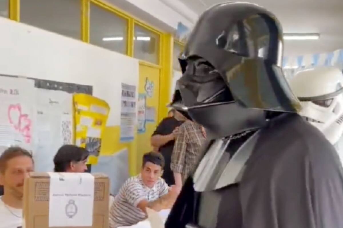Un hombre vestido de Darth Vader ejerció su derecho al voto en una escuela primaria del barrio Chateau Carreras, provincia de Córdoba