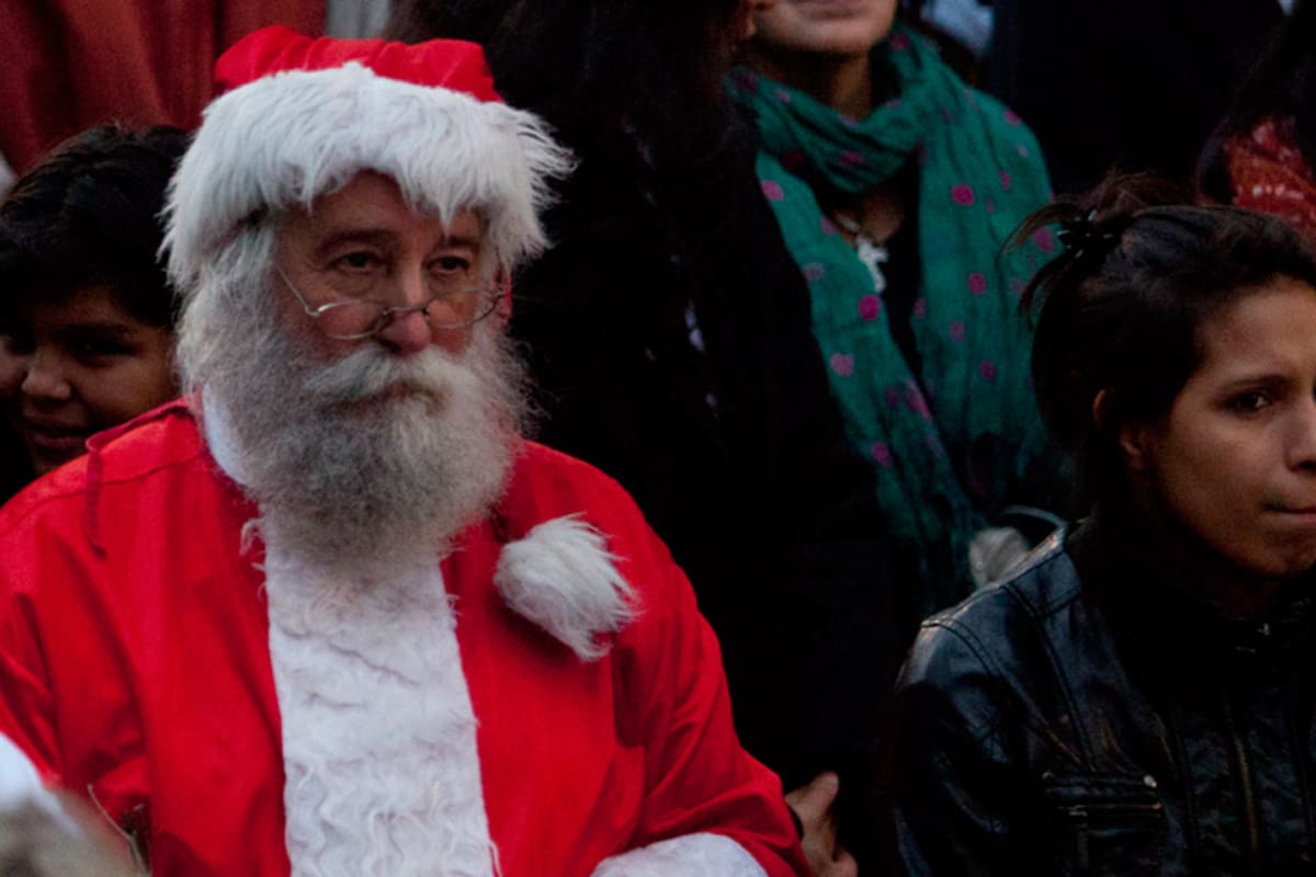 Un hombre vestido de Papa Noél, presente en la Catedral Metropolitana para seguir, a través de pantallas gigantes, la misa del Papa
