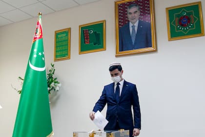 Un hombre vota en las elecciones presidenciales de Turkmenistán, el 12 de marzo de 2022, en Asjabad. (AP Foto/Alexander Vershinin)