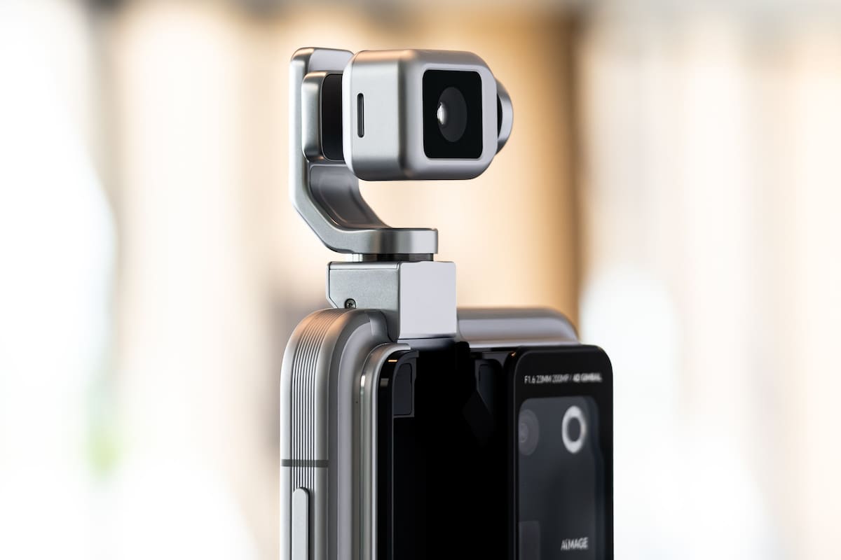 Un Honor Robot Phone; la cámara, con gimbal incorporado, se extiende del bloque de las cámaras con un brazo robótico