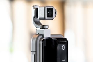 Presentaron un smartphone que tiene un brazo robot para la cámara