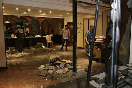 Un hotel en Providencia fue atacado por un grupo de unas 50 personas y dejó fuertes destrozos