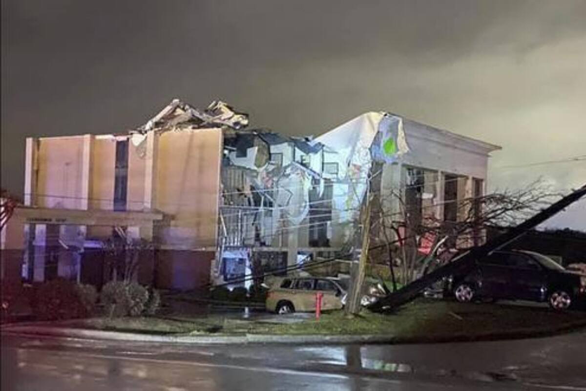 Un hotel Hampton Inn sufrió graves daños después de que un tornado azotó a Fultondale, Alabama